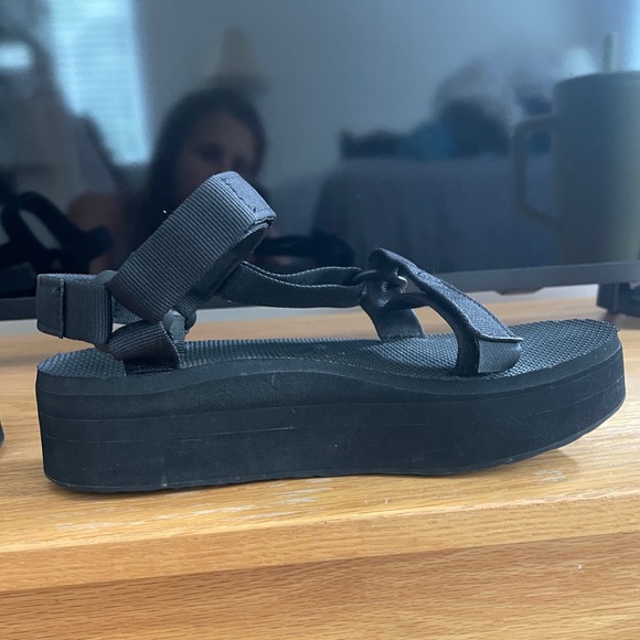 Black Teva Flatform Universal Sandals 🖤 - Picture 15 of 15